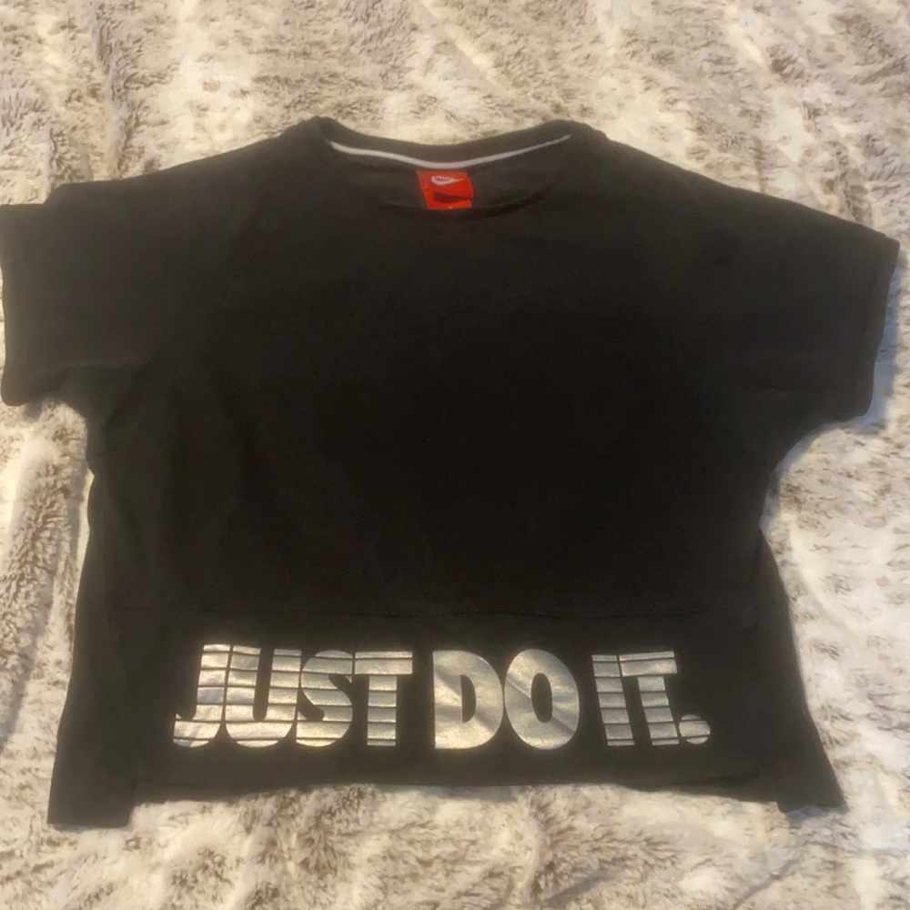 Women’s small Nike slightly cropped T-shirt ✔️